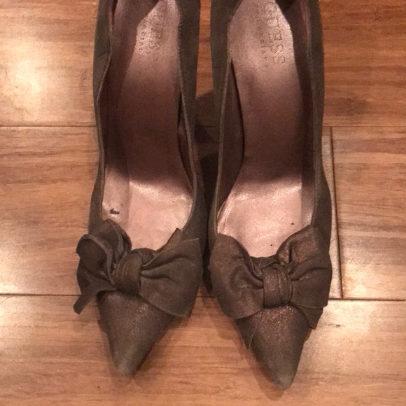 Unique dusty gold pointy toed pumps w/ bow detail - Picture 2 of 3